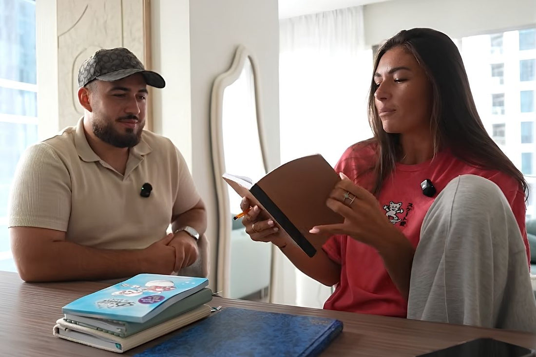 Céline Clusman montre ses cahiers d'objectifs et de pensées positives à Mathieu pendant RUSH 24H à Dubaï
